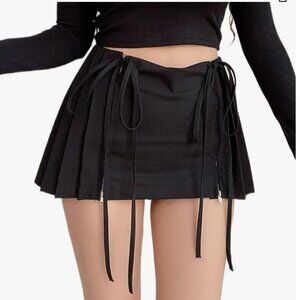 Trendy black mini skirt with zipper slits